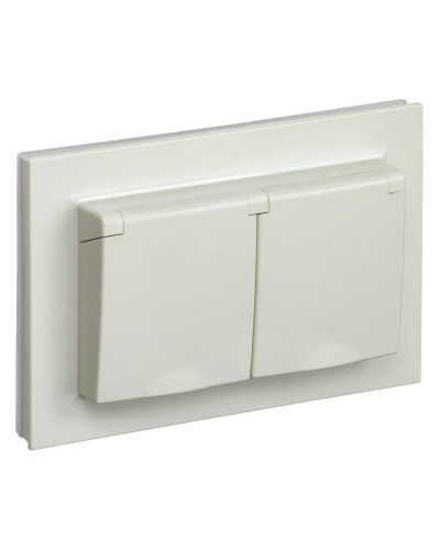 Розетка 2-местная с з/к РСбш12-3-44-БрКр бежевый BRITE (BR-R26-16-44-K10-F). Розетка с заземлением с защитными шторками и крышкой в сборе. IEK в Новошахтинске